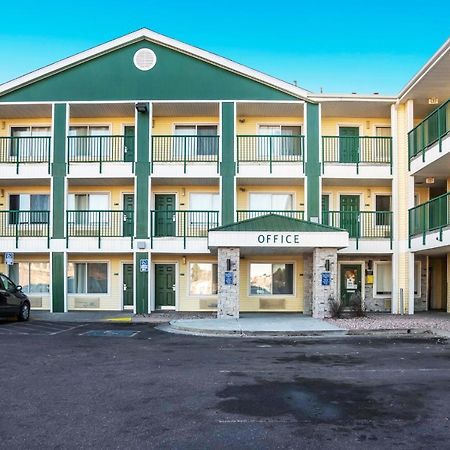 Hometowne Studios By Red Roof Colorado Springs - Airport Exterior foto